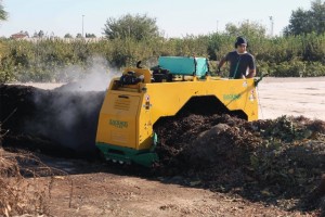 Enrique Agulló voltea el compost en las instalaciones de la Escuela Politécnica Superior de Orihuela de la UMH //E.A