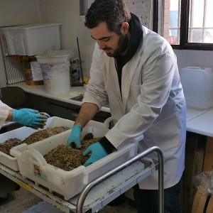 Isamel Liñán preparando biomezclas en el laboratorio